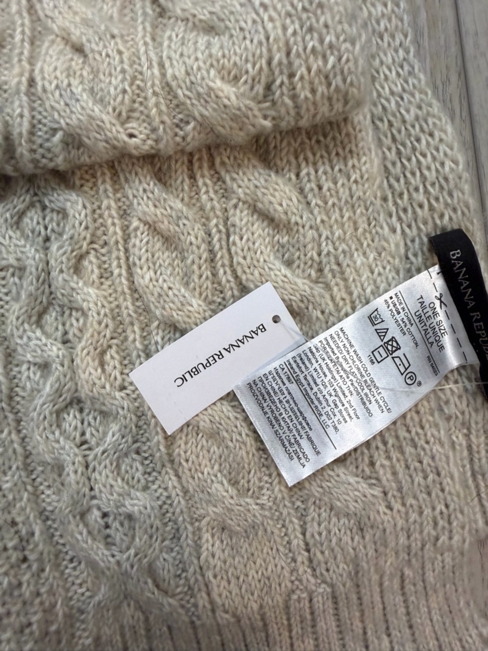 Banana Republic Cable Knit Scarf in Cream - Picture 2 of 8